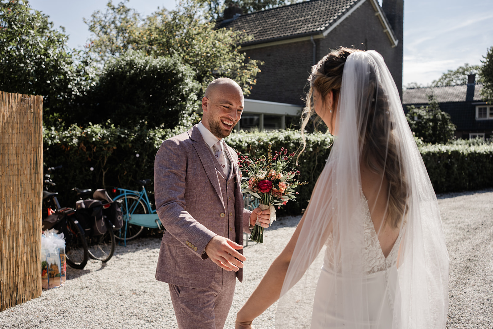 Bruid en bruidegom zien elkaar voor het eerst