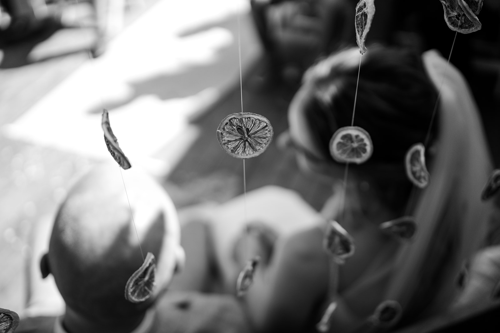 Detailshot van de backdrop achter bruidspaar