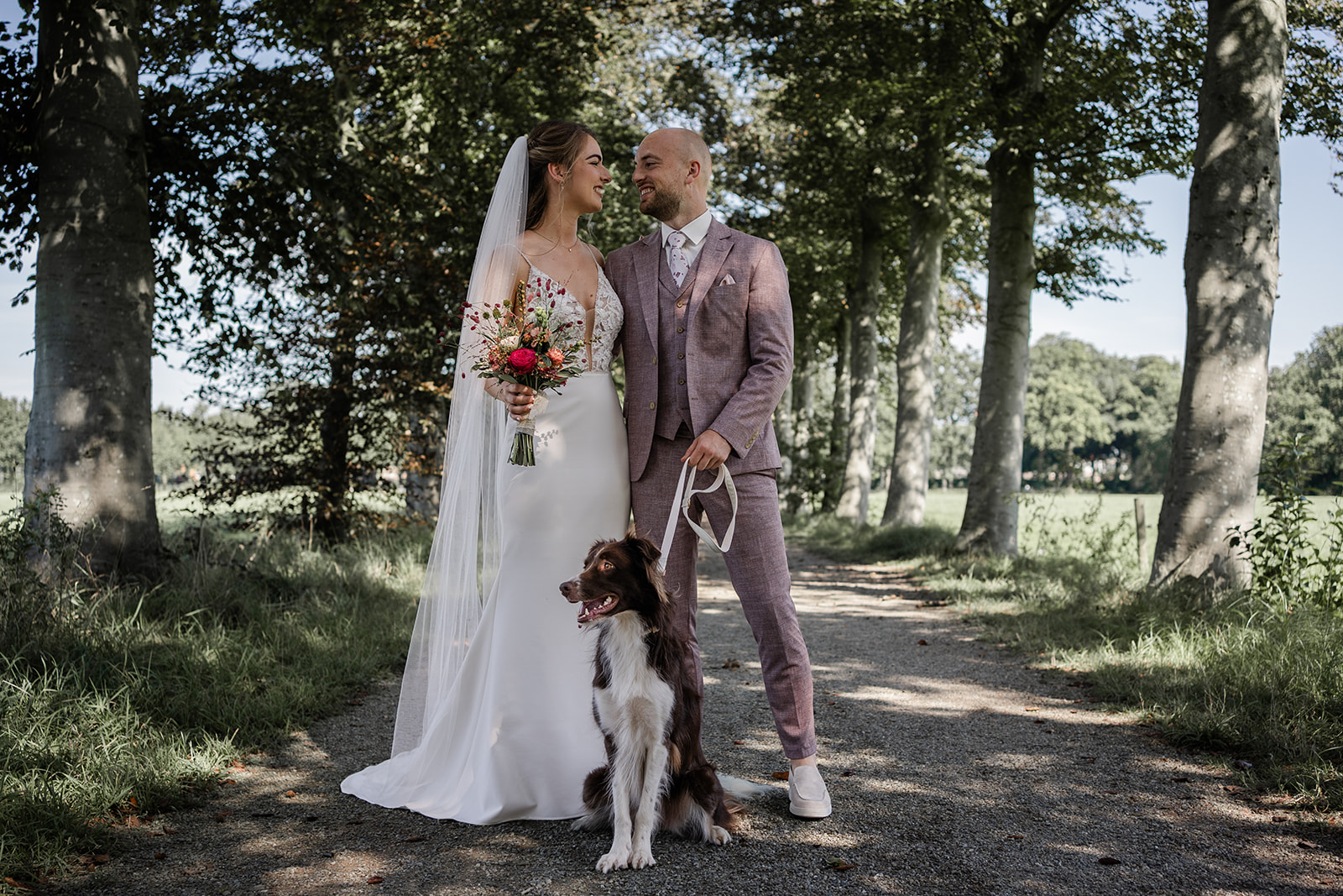Bruidspaar poseert met hond in Gemert