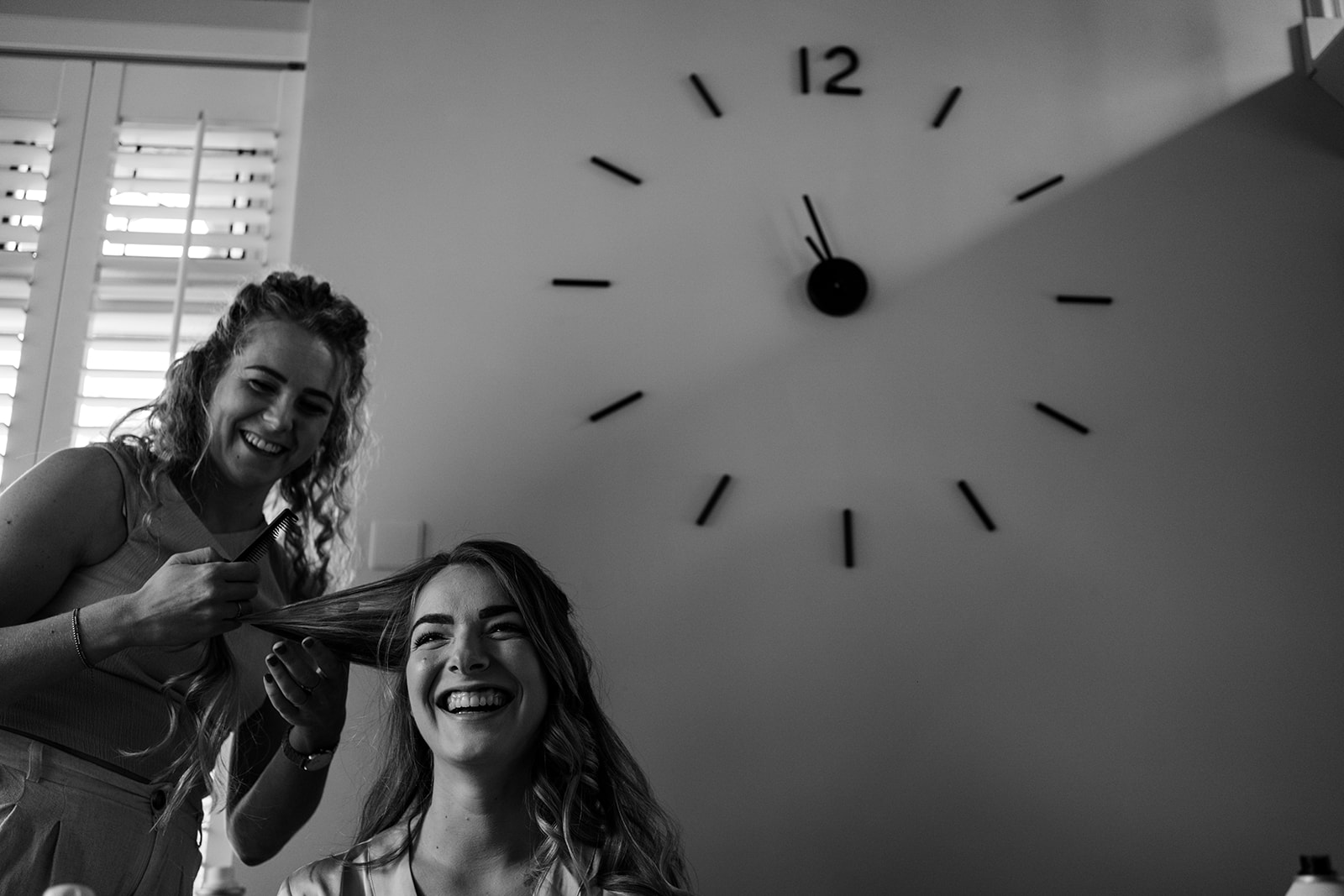 Bruid met klok in beeld