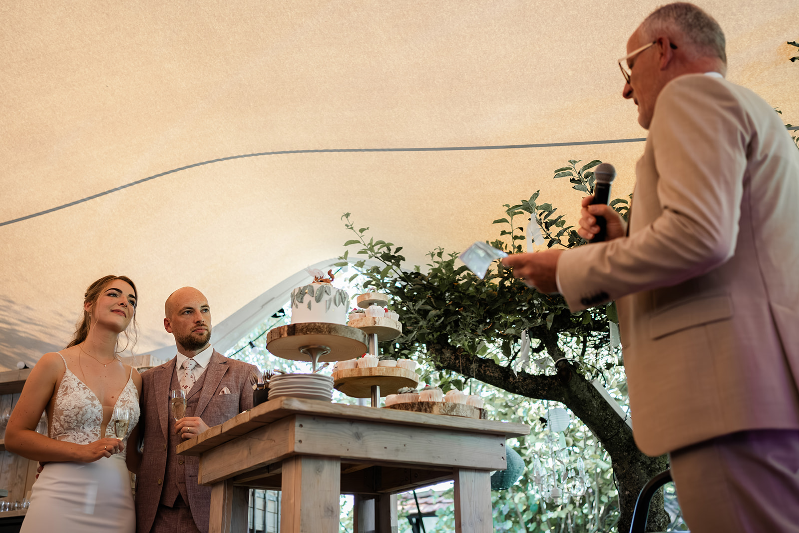 Vader dan de bruid houdt een speech