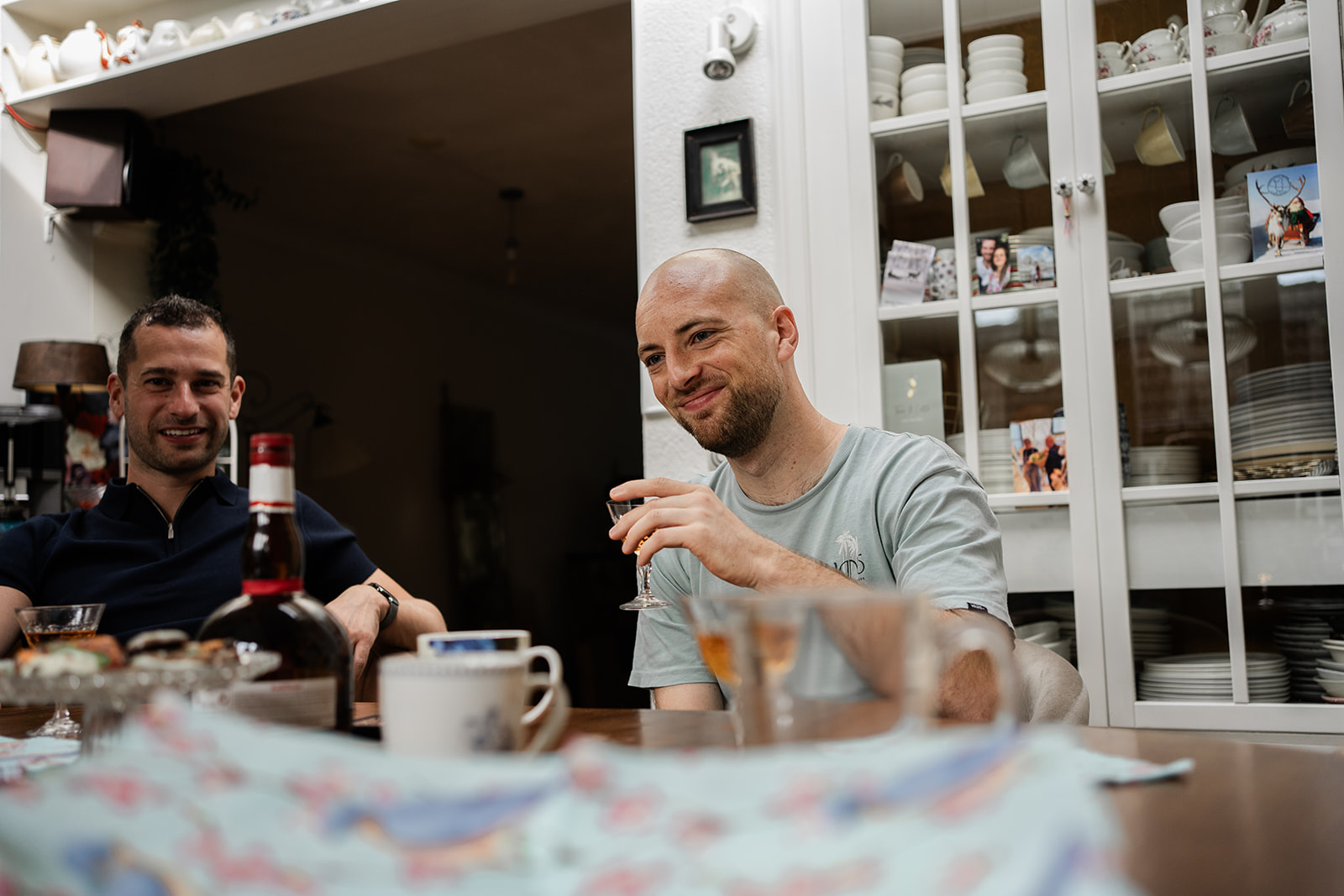 Bruidegom drinkt een borreltje