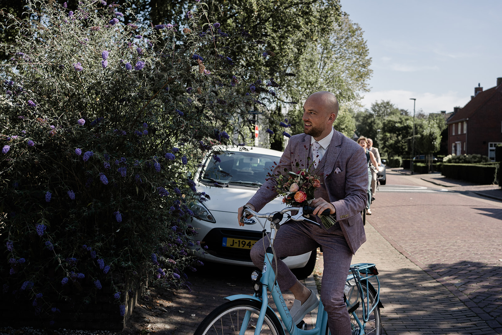 Bruidegom komt aan bij de bruid op de fiets