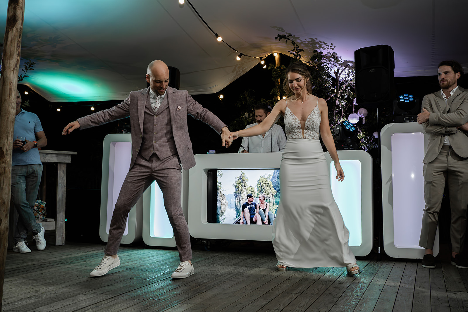 Bruid en bruidegom dansen