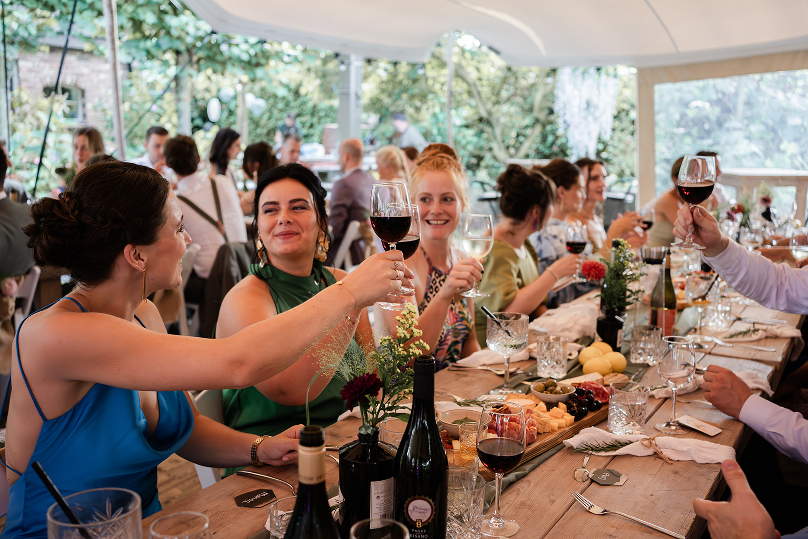 Mensen proosten aan tafel