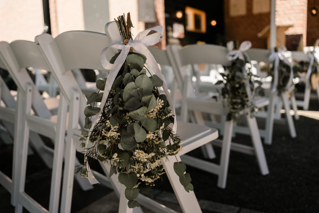 Romantische bloemstukken bij ceremonie - perfecte decoratie voor jullie bruiloft